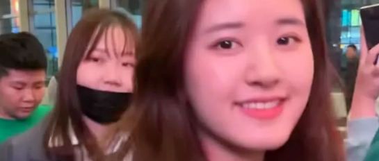 有一种“另类”叫做赵露思比心，其他明星都学不会她的手势