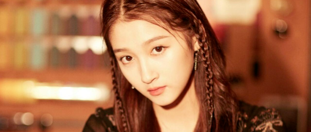 关晓彤发布会回应年少时，五个哥哥梦想成真，还给自己设定剧本