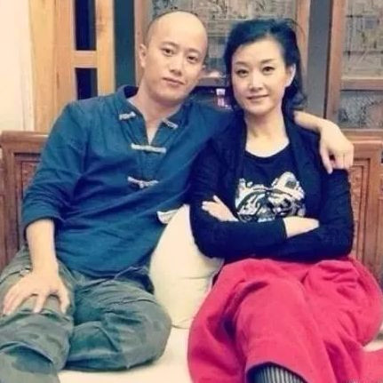 宋祖英近照,52岁的她老到不敢认,女神形象破灭,老公现身!