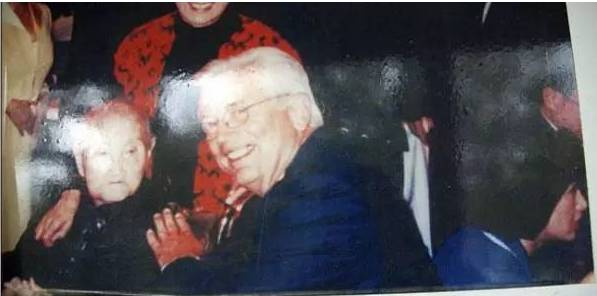 她的儿子名震世界侦探圈，她生8女5男，40岁守寡，培养13位博士，成为传奇母亲！