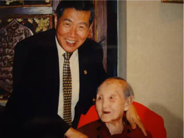 她的儿子名震世界侦探圈，她生8女5男，40岁守寡，培养13位博士，成为传奇母亲！