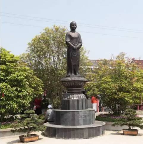 她的儿子名震世界侦探圈，她生8女5男，40岁守寡，培养13位博士，成为传奇母亲！