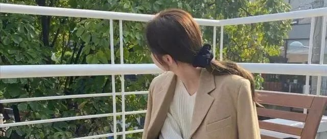 秋冬基础色穿搭大火！选款搭配注重这四点，洋气显瘦又有气质