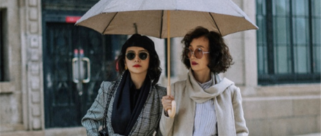 秋天的长风衣，就得“光腿”穿，才更显瘦好看，像三木一样有气质