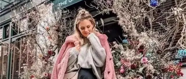 女人终于不要风度要温度了，“羊羔外套”配长靴，时髦保暖又显瘦