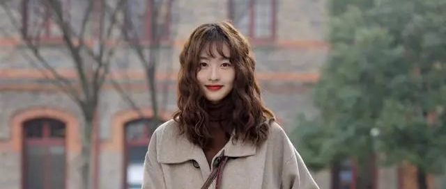 入冬别用裙子配大衣了，今年流行这样穿，保暖显瘦，很适合胖女孩