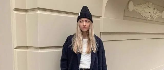 最近火了一种早秋穿法，叫“大衣+马丁靴”，时髦显高还提气质