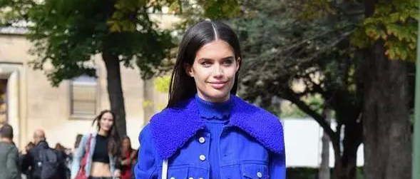 收起你的大衣吧，今年流行穿“羊羔绒牛仔衣”，舒适百搭时髦耐看