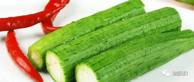 女孩天天吃丝瓜，坚持半个月后，身体有多种惊喜变化