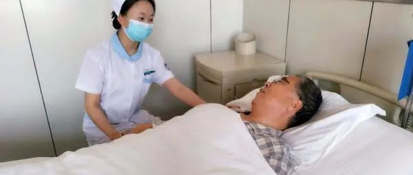 40岁的男子不疼不痒，被查出肝癌！医生：身体早有"预警"