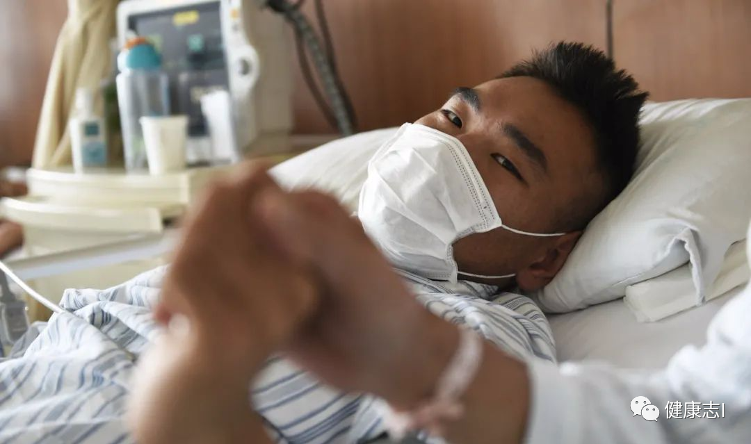 30岁男子血尿，确诊尿毒症，妻离子散，医生怒斥：怎么能做这种事