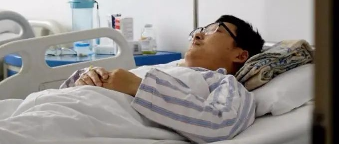 37岁男子因肝癌去世，大夫提醒以下3种食物是伤肝“罪魁祸首”