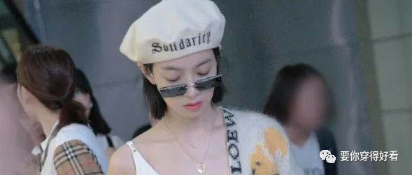 宋茜把机场当秀场，贝雷帽+白色针织衫，穿出18岁少女感！