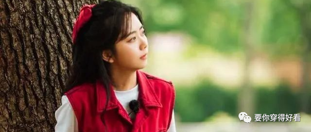 "小甜妹"谭松韵太美了，红色工装裙内搭白T，俏皮减龄好青春