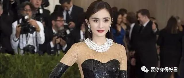 杨幂换风格，穿“石油裙”霸气奔放，妆容借鉴了“后妈茶话会”？