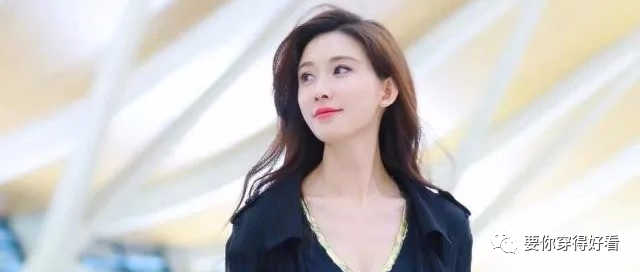 44岁林志玲终于好好穿衣了，一身黑搭配大红唇，简直美到犯规！
