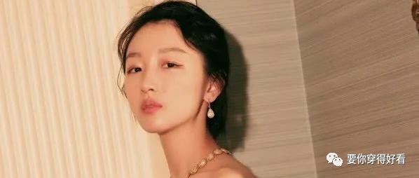 周冬雨把3岁妹妹的裙子，套在手臂上，怪不得她能演18岁少女