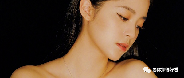 欧阳娜娜最新造型美翻了！一袭绿色抹胸裙搭珍珠发箍，锁骨好吸睛