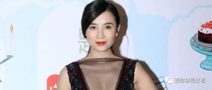 39岁宋佳有韵味？挑战“杜蕾液体裙”礼服，网友：若隐若现太撩人