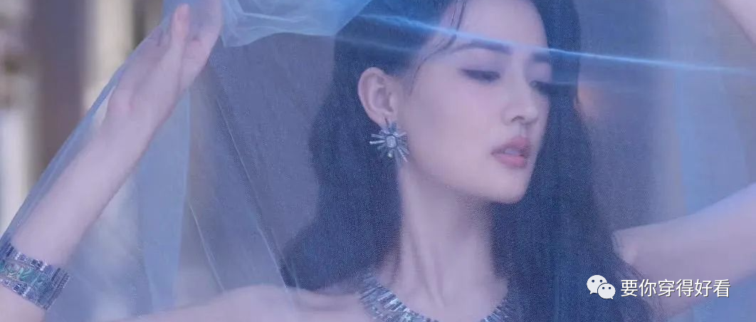 徐璐和关晓彤礼服撞衫，花瓣抹胸水蓝色长裙，一个精致一个甜美