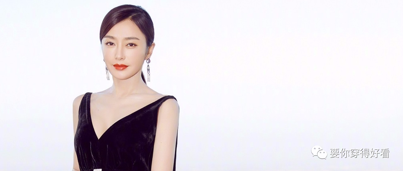 气质女神秦岚时尚穿搭，时尚简约，空气刘海吸睛，对粉丝甜蜜比心