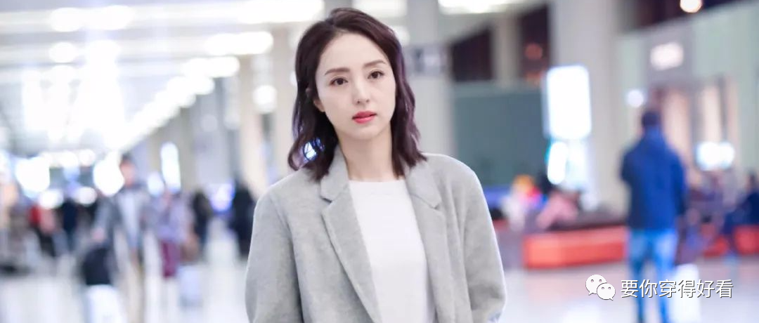 董璇越来越没“星味”，黑色风衣直接裹到小腿，配帆布鞋形似路人