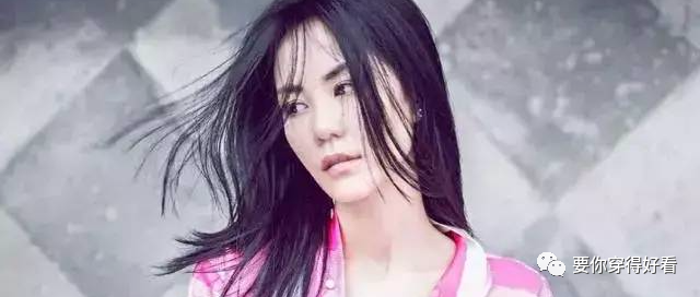 许晴王菲都是49岁，一个妩媚甜美一个高冷脱俗，美得各有风情！