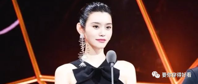 奚梦瑶穿白色“面条”裙出席活动，气质出众，行走的衣架子