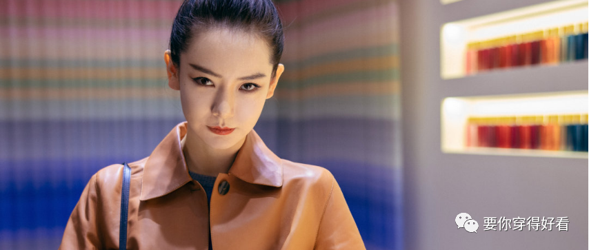 戚薇哥特造型太迷人，黑伞黑帽檐都抵挡不了超A眼神，确实很美呐