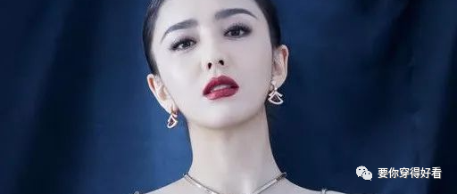 被佟丽娅身材折服，奔四的年纪穿连衣裙，凹凸身材不输小姑娘