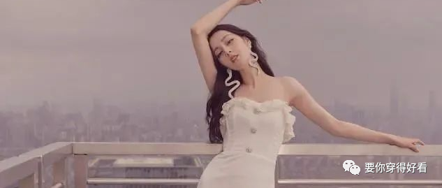 迪丽热巴终于大胆秀身材，穿抹胸裙不遮掩，没有了当初的青涩感