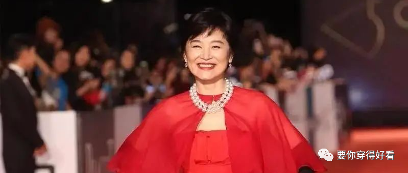 65岁林青霞低调现身，一袭黑裙优雅大气，不过双手太暴露真实状态