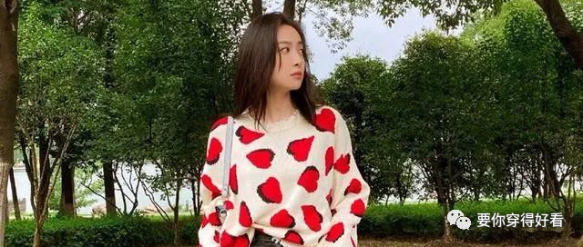 宋茜毛衣配短裤造型惹关注，穿着草莓毛衣配黑皮裤，清新有活力