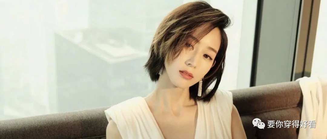 张钧甯对自己太“狠”，身穿吊带连衣裙，深V开到腰全靠肩带支撑