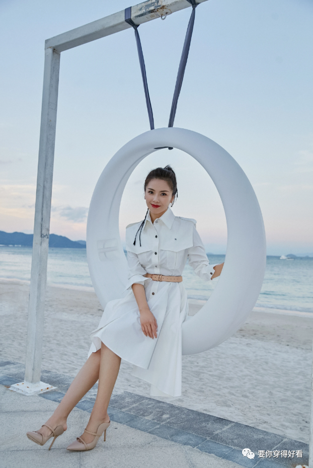 43岁刘涛不服老，穿白裙扎高马尾，身材姣好如少女