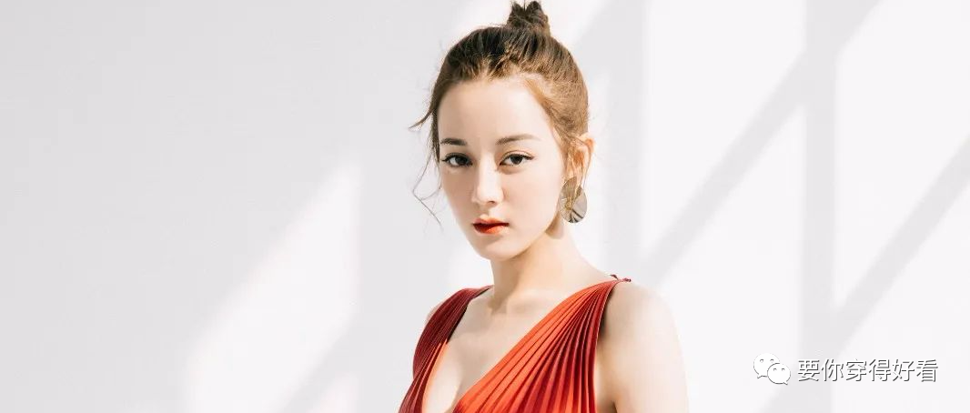 迪丽热巴终于换造型了，皮裙+麻花辫太少女，网友：未修图更好看