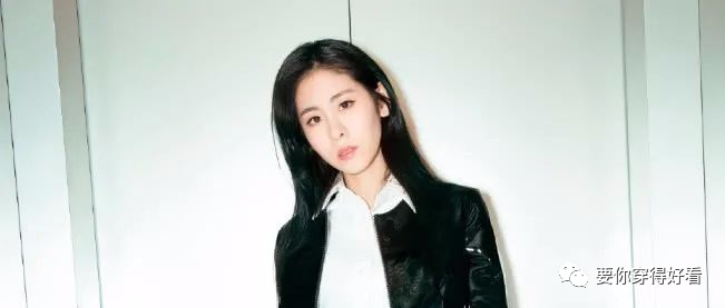 张碧晨真会玩，穿两件裙子真看不懂，脚上的“恨天高”更惹眼