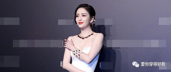 佟丽娅越来越自信！一袭白色长裙好身材吸睛，生图也能打