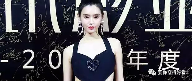奚梦瑶穿“肚兜式”黑桃礼服，高低肩气质全无，网友：令人失望！
