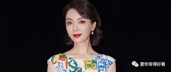 陈数不愧是旗袍女王，穿礼服出席风尚大典，与乔欣同框丝毫不输！