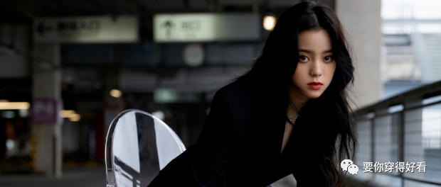 欧阳娜娜改走轻熟风？穿黑西装真空上阵，好身材挡不住