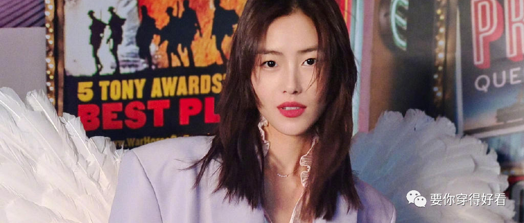 刘雯不愧是超模，穿露脐T恤配牛仔裤清爽时髦，“蚂蚁腰”真吸睛