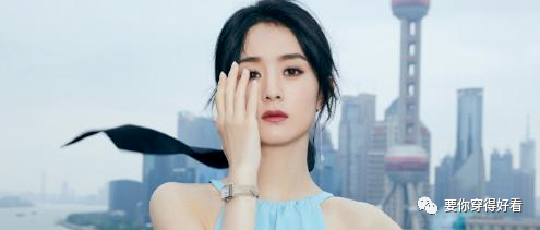 赵丽颖穿珍珠流苏裙光脚丫躺在沙滩上，看清腿长：确定认真的？