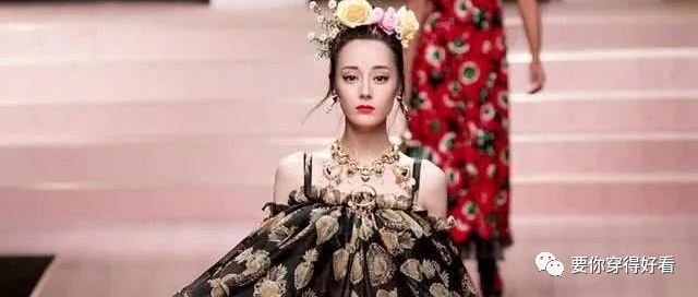 迪丽热巴结束米兰之行，一身休闲装现机场，“贴片”卫衣又要火？