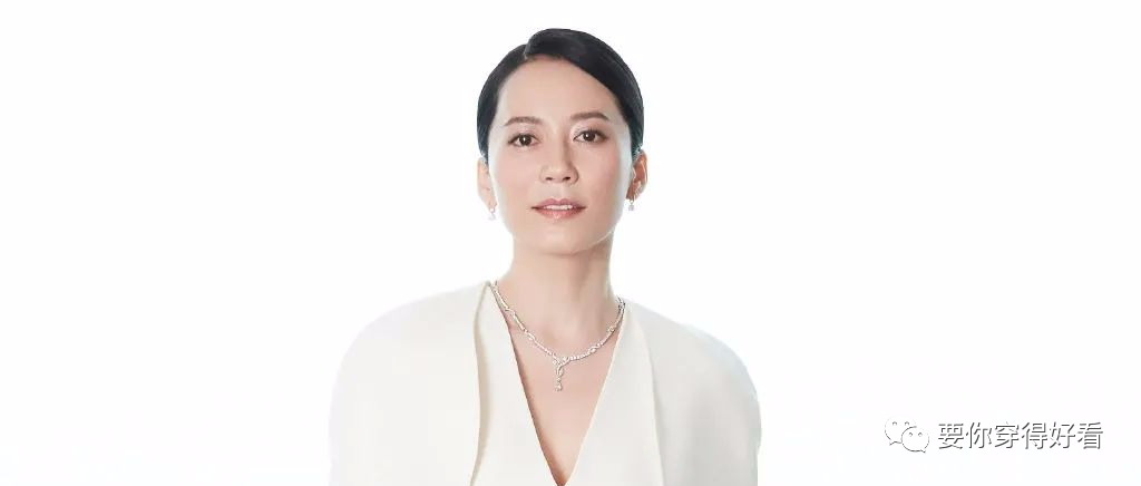 俞飞鸿黑色长裤提到胸以下，立显腿长1米5，网友：看得不敢喘气