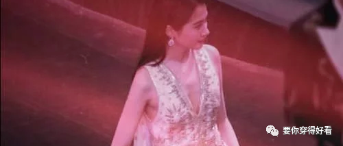 23岁关晓彤越来越敢穿，V领短裙清纯又性感，穿毛衣秒变乖乖女