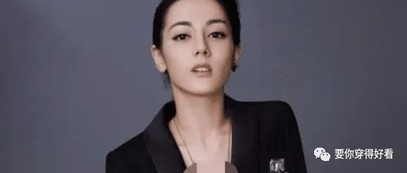 热巴终于不藏着掖着了，穿西装故意扣到最紧，这腰围比头围还细