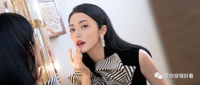 姚晨为了出风头太拼了！穿这么紧的黑裙子，不低于90斤真塞不进去