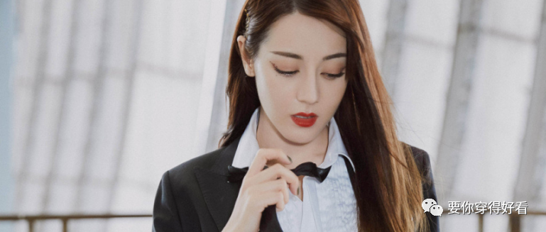 迪丽热巴终于改风格，白衬衫配黑色西装套装，手抓领带太撩人
