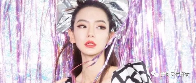 戚薇也太节俭了，竟用鞋套做头饰，还美得炸裂，未来感十足